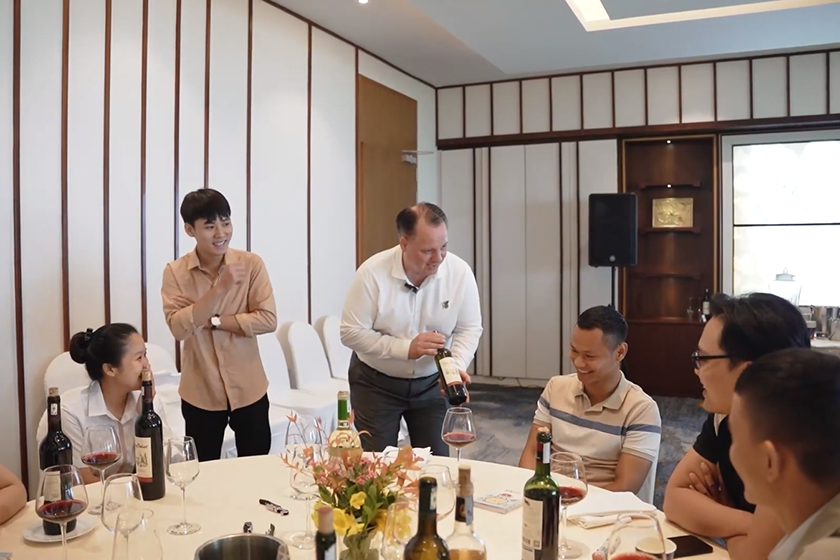 phục vụ rượu vang
